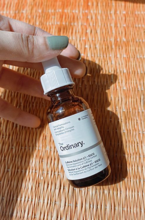 سرم دور چشم کافیین